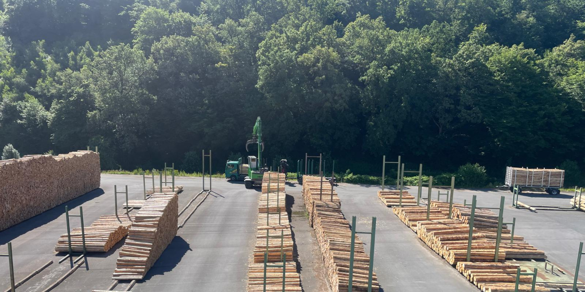 Beladung des LKW auf dem Holzhof mit Fuhrpark in Meschede-Berge.