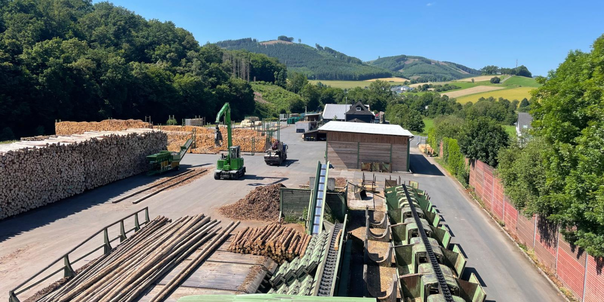 Auf dem Holzhof Klute in Meschede-Berge arbeiten die Mitarbeiter bei schönem Wetter mit den verschiedenen Holz-Produkten.