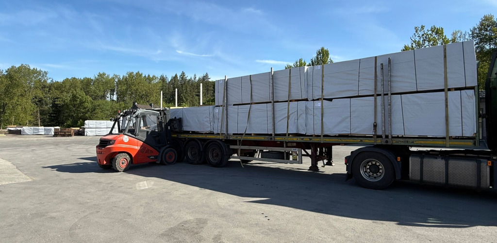 Der Stapler vom Sägewerk Klute in Warstein-Hirschberg belädt einen LKW mit Schnittholz.